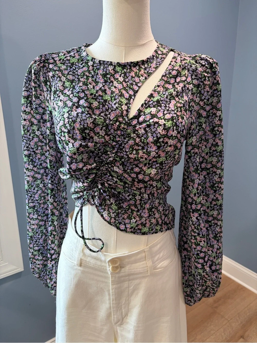 ASTR The Label Floral Ruched Cutout Top Small Long Sleeve Romantic Blouse